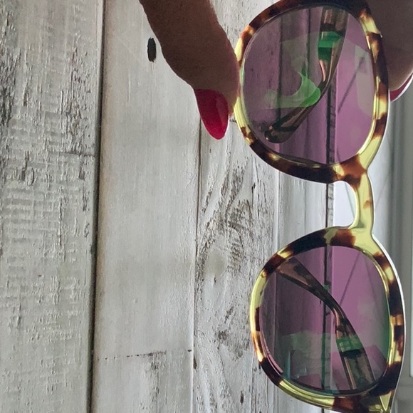 ? WILDFOX Sunnies! ? main image 9